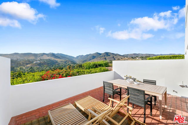 29221 Heathercliff Road, Malibu CA: https://media.crmls.org/mediaz/ef843d24-b4b2-4e9c-ada1-408cdaacfe5b.jpg