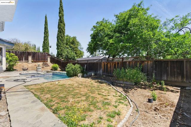 6223 Valroy Dr, San Jose CA: https://media.crmls.org/mediaz/ef855d0b-3dc4-4d2d-b7da-bc28656de716.jpg