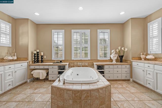 2222 Creekview Pl, Danville CA: https://media.crmls.org/mediaz/ef85b0eb-63e0-4b71-b51e-edfd2cbe2d48.jpg