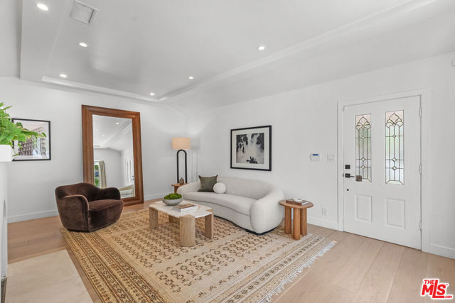 10531 Woodbridge Street, Toluca Lake CA: https://media.crmls.org/mediaz/ef86210b-ec94-441f-a343-bb604008b3a8.jpg