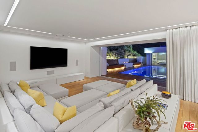 1106 N Hillcrest Road, Beverly Hills CA: https://media.crmls.org/mediaz/ef864294-e101-4137-b8af-e918efcbd849.jpg
