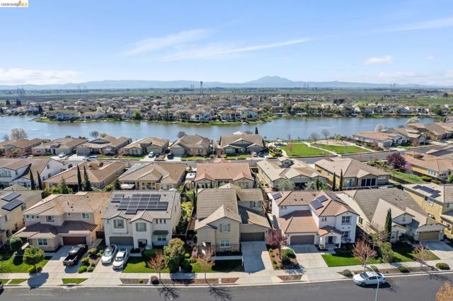 2469 Talaria Dr, Oakley CA: https://media.crmls.org/mediaz/ef865f45-505f-41c5-8cd3-f757cc45ff0c.jpg