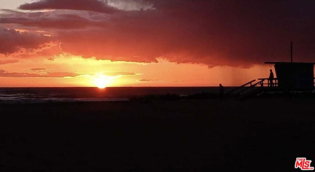 https://media.crmls.org/mediaz/ef868153-db3a-464d-afb4-7285f6472e20.jpg?preset=X-Large
