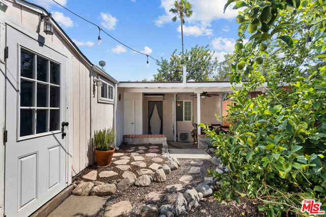 6841 Haywood Street, Tujunga CA: https://media.crmls.org/mediaz/ef86e75d-169d-47ba-bea4-57bc07d3bfc5.jpg