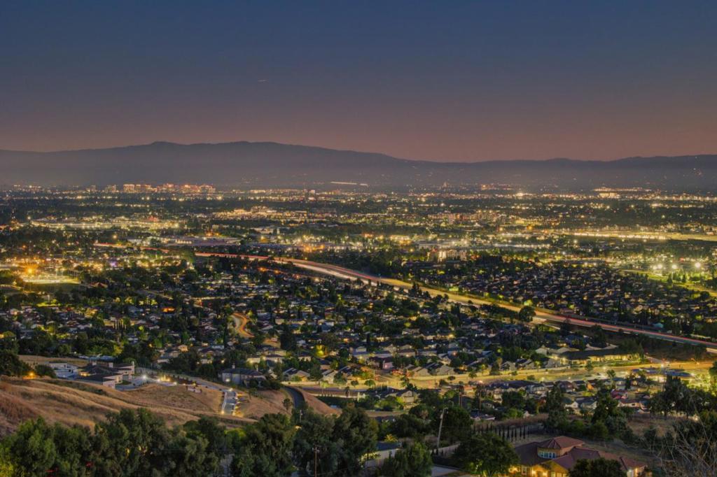 https://media.crmls.org/mediaz/ef88b482-be10-44dc-b91a-dcc87091010e.jpg?preset=X-Large