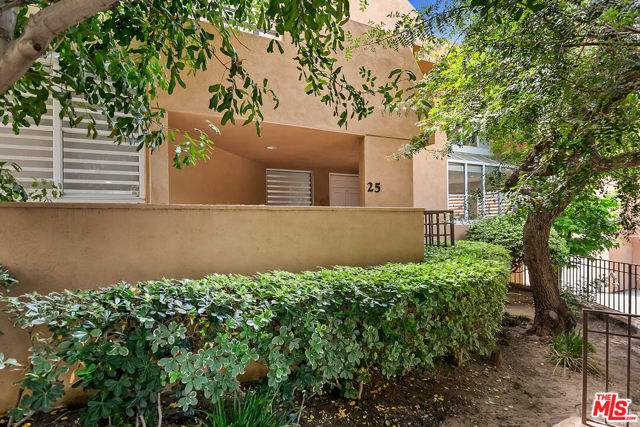 18730 Hatteras Street, Tarzana CA: https://media.crmls.org/mediaz/ef89750e-ba8a-465c-aa89-9ef5a084f8e0.jpg