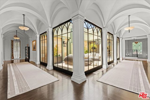 804 N Elm Drive, Beverly Hills CA: https://media.crmls.org/mediaz/ef89cd3a-1b5d-4e8c-a0fb-50134612f617.jpg