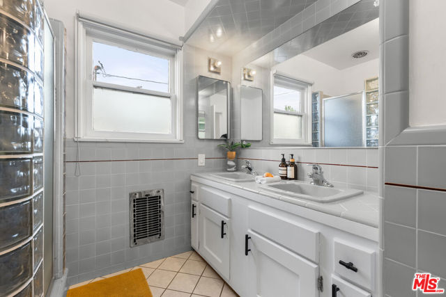5918 S La Cienega Boulevard, Los Angeles CA: https://media.crmls.org/mediaz/ef8b4f21-6e0d-4bd3-bc50-f06f540cf397.jpg