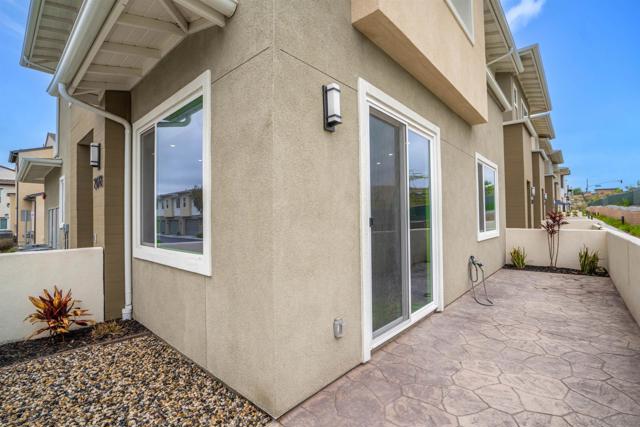 2078 Bluestone Cir, Chula Vista CA: https://media.crmls.org/mediaz/ef8bdd9f-1d5a-462c-9f40-ea73caa72286.jpg