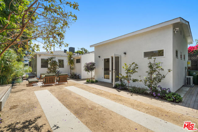 2425 Cloy Avenue, Venice CA: https://media.crmls.org/mediaz/ef8c03dc-118a-4ee3-959f-e528ae7245fe.jpg
