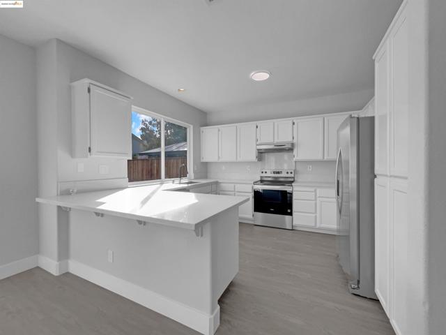 1176 Shadowcliff Ct, Brentwood CA: https://media.crmls.org/mediaz/ef8d400c-ba77-4e5b-ac50-23a0047d7458.jpg