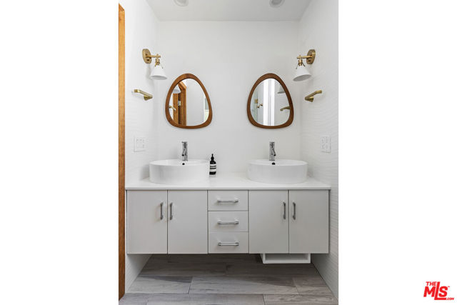 3820 Broadlawn Drive, Los Angeles CA: https://media.crmls.org/mediaz/ef8d4ad3-075b-4e43-8522-7e657ceffc76.jpg