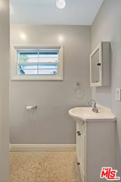 4922 Hayvenhurst Avenue, Encino CA: https://media.crmls.org/mediaz/ef8da3a5-bdd0-4ca7-a0f7-07af1a18bc9c.jpg