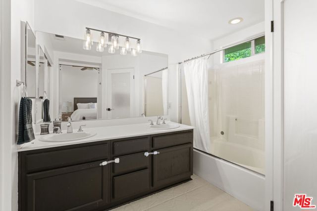 7725 Victoria Avenue, Inglewood CA: https://media.crmls.org/mediaz/ef8e0261-2012-4666-98db-d01cec11ed75.jpg
