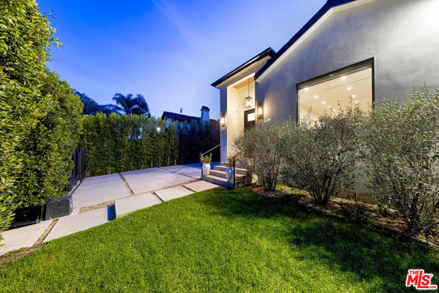 123 S Kilkea Drive, Los Angeles CA: https://media.crmls.org/mediaz/ef8e3de4-20f5-4067-afa2-acc63c55dcb4.jpg
