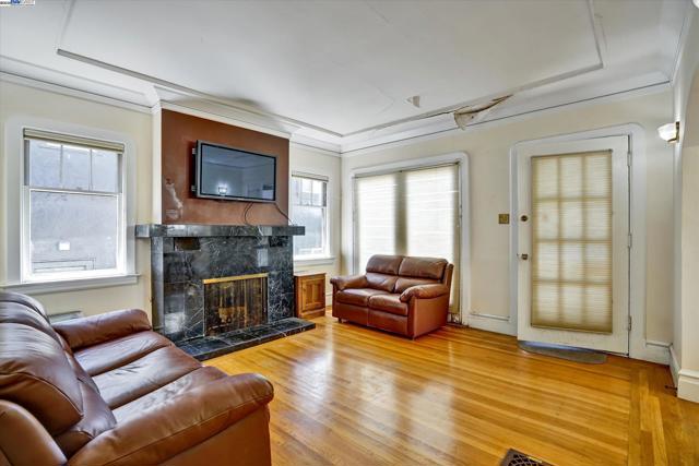 5378 Broadway, Oakland CA: https://media.crmls.org/mediaz/ef8e4440-9377-49d5-bb1f-dfe751f39f49.jpg