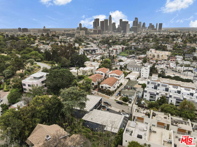 1315 Montana Street, Los Angeles CA: https://media.crmls.org/mediaz/ef8e7778-1280-4059-a51b-9fb344fd7e5e.jpg
