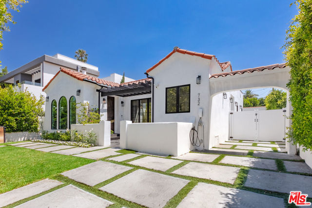 732 N Cherokee Avenue, Los Angeles CA: https://media.crmls.org/mediaz/ef90644c-9a9b-4d55-878f-81426040abad.jpg