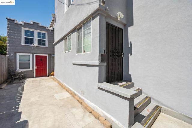 1063 32Nd St, Oakland CA: https://media.crmls.org/mediaz/ef922103-628d-428e-957e-b228513ebba5.jpg