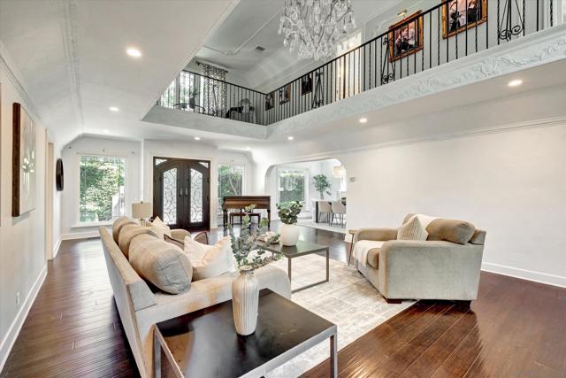 1901 N Catalina Street, Los Angeles CA: https://media.crmls.org/mediaz/ef92ee12-d1d8-4d09-8093-db4b8aa43e1d.jpg