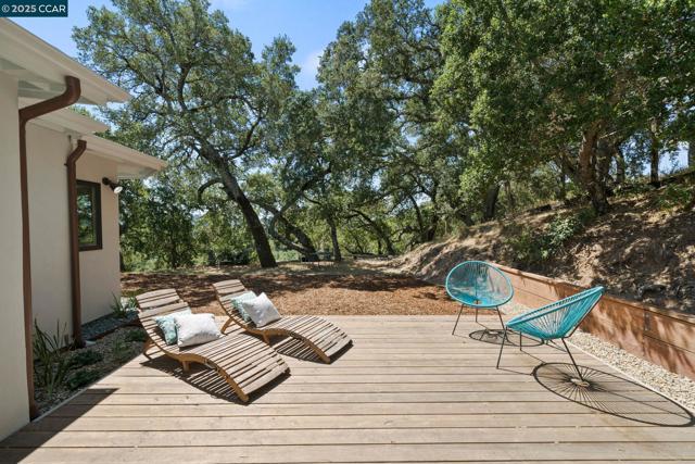 233 Melody Ln, Orinda CA: https://media.crmls.org/mediaz/ef932057-b3b8-4bfc-9f28-5e136e6c76ce.jpg