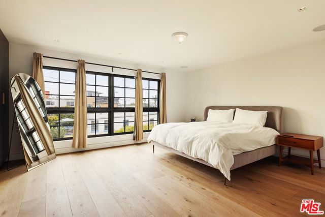 2205 Ocean Front Walk, Venice CA: https://media.crmls.org/mediaz/ef93e8e3-0425-4ef1-ae03-8121cd6cbdd2.jpg