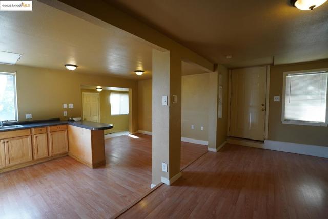 6084 Monterey AVE, Richmond CA: https://media.crmls.org/mediaz/ef9442ec-09c1-43e5-a4c9-3f0d951ac495.jpg