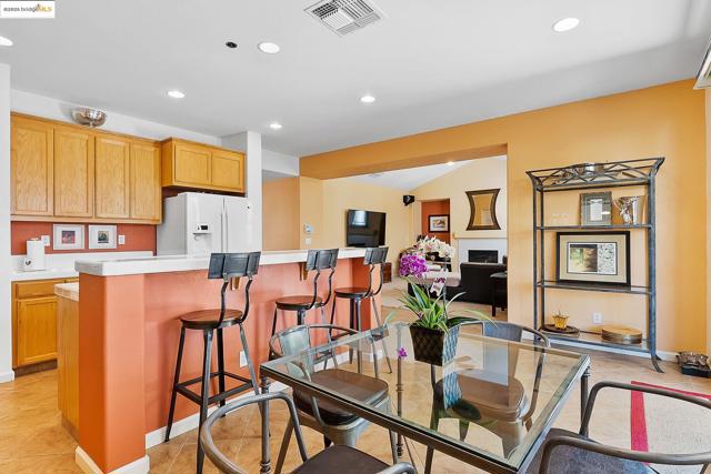907 Snapdragon Way, Brentwood CA: https://media.crmls.org/mediaz/ef94d191-f072-4257-a6ec-87754bf8dfb7.jpg