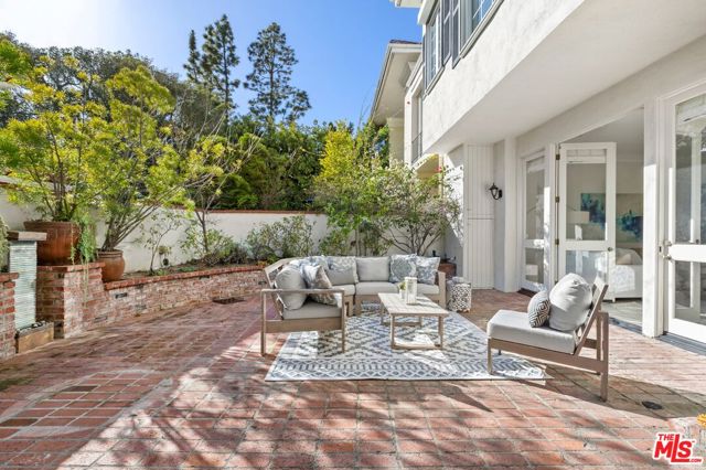 12320 Ridge Circle, Los Angeles CA: https://media.crmls.org/mediaz/ef95568a-a0a3-4883-9ea3-105b3c633455.jpg