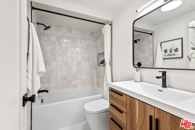 4715 La Villa Marina, Marina del Rey CA: https://media.crmls.org/mediaz/ef955be8-1f0c-4baa-b727-a1a0c3835d28.jpg