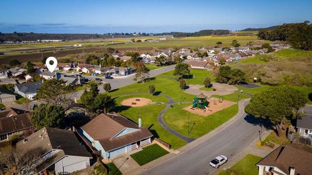 340 Shelter Cove Drive, El Granada CA: https://media.crmls.org/mediaz/ef957973-1648-49f8-885a-e9a207d86408.jpg