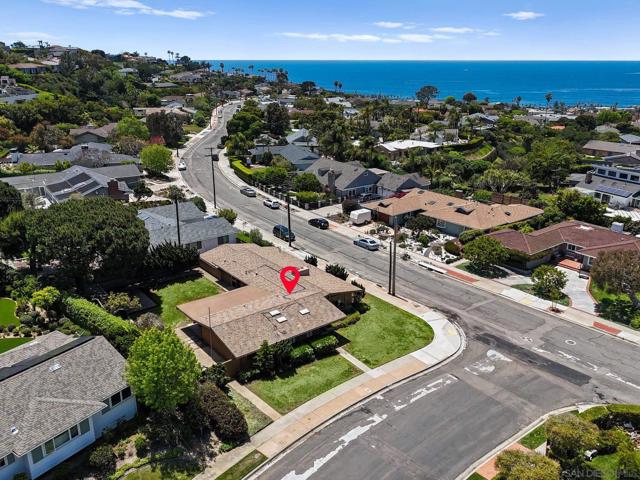 1201 Via Barranca, La Jolla CA: https://media.crmls.org/mediaz/ef96591c-693e-4851-a0c1-0bece284a2e4.jpg