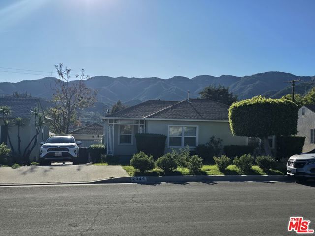 2944 Mayfield Avenue, La Crescenta CA: https://media.crmls.org/mediaz/ef97a491-3687-4875-b95e-e1a7fcb04e79.jpg