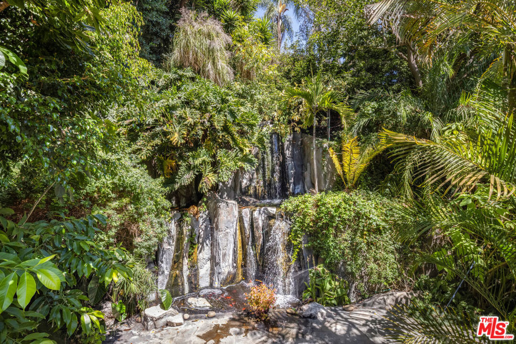 https://media.crmls.org/mediaz/ef983c8b-f732-43b2-9460-73d6a9cad184.jpg?preset=X-Large