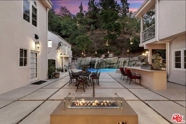 1174 Coldwater Canyon Drive, Beverly Hills CA: https://media.crmls.org/mediaz/ef98f619-4969-4d16-8f36-bf564ac132fe.jpg