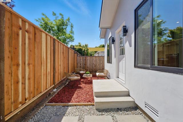 175 N Frances St, Sunnyvale CA: https://media.crmls.org/mediaz/ef99056e-5732-4024-a576-4badccc59a6a.jpg