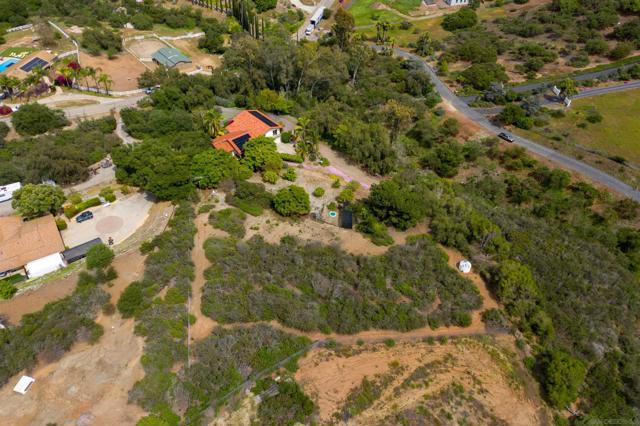 28628 Mountain Meadow Rd, Escondido CA: https://media.crmls.org/mediaz/ef9d7126-5db6-4323-852c-8fd8c380e663.jpg