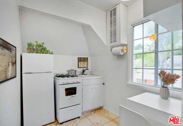 1900 N Serrano Avenue, Los Angeles CA: https://media.crmls.org/mediaz/ef9dd012-9eba-41d8-97a5-d2e756326ad8.jpg