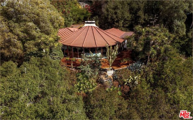 10018 Reevesbury Drive, Beverly Hills CA: https://media.crmls.org/mediaz/ef9efcbd-bc2e-43a5-b054-f25004157e01.jpg