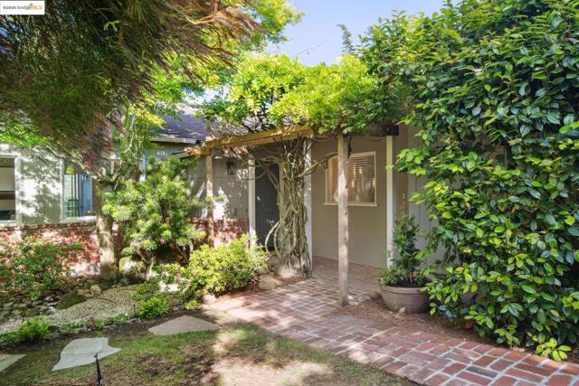 1025 Creston Rd, Berkeley CA: https://media.crmls.org/mediaz/ef9f45c1-cee2-49ff-a10d-cd18e9ae01e8.jpg