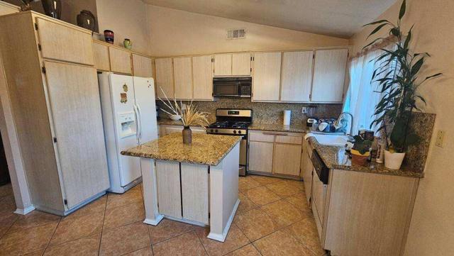84184 Meadows Lane, Coachella CA: https://media.crmls.org/mediaz/ef9f9ac8-8cb9-4357-9a26-df0b9625313f.jpg