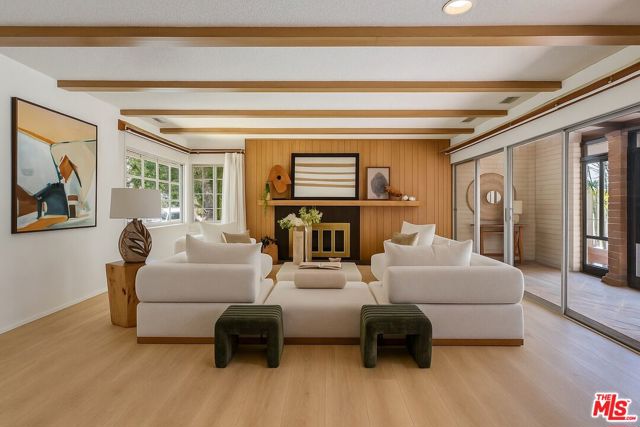 5136 Los Bonitos Way, Los Angeles CA: https://media.crmls.org/mediaz/efa0cbf8-e582-41f2-a993-52a52c86e0d4.jpg