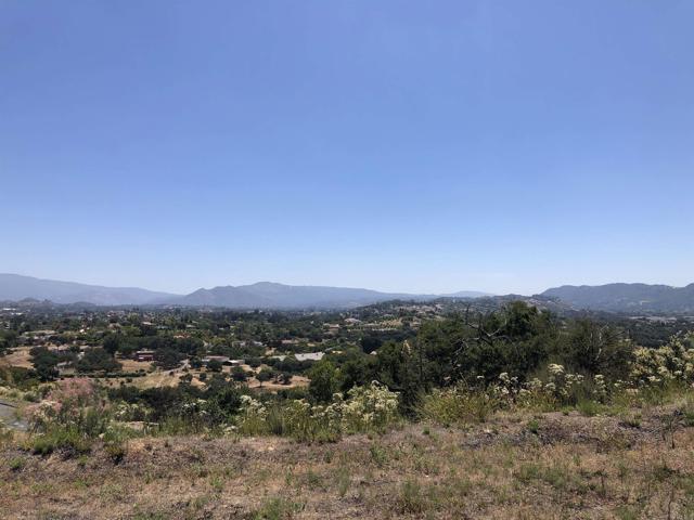 12465 Hillpoint Court, Valley Center CA: https://media.crmls.org/mediaz/efa0fdd9-a70b-4afd-8537-3276e5500917.jpg