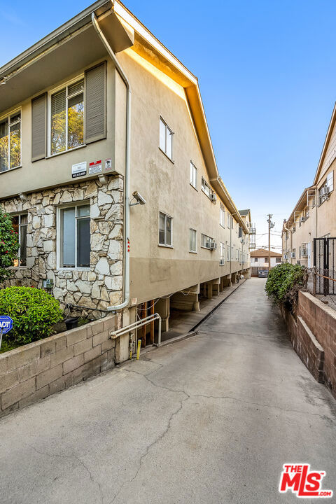 8218 De Longpre Avenue, West Hollywood CA: https://media.crmls.org/mediaz/efa2449d-52e4-4a80-be4b-d6686dfaff6e.jpg