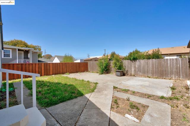 527 42nd Street, Richmond CA: https://media.crmls.org/mediaz/efa34a62-b8bc-4a76-97d2-770550299ec7.jpg