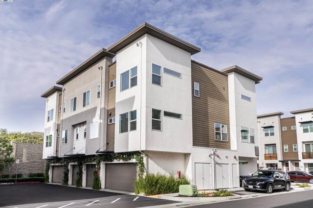 37336 Duckling Ter, Fremont CA: https://media.crmls.org/mediaz/efa36b89-e35a-425a-8092-f69f9cb051a9.jpg