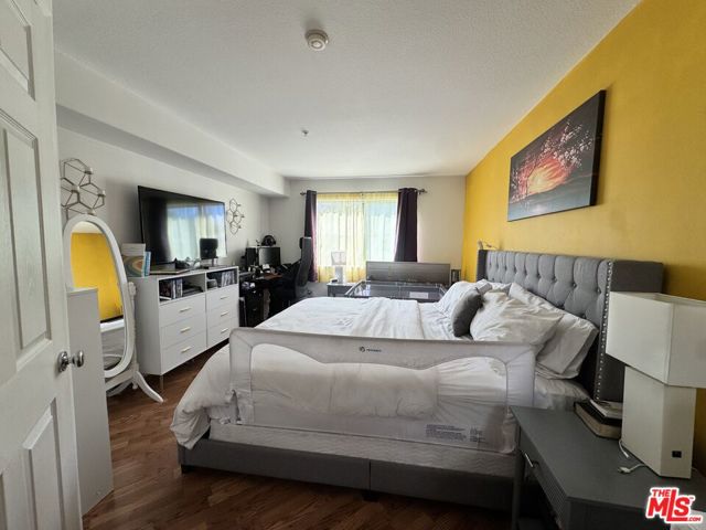 15455 Sherman Way, Van Nuys CA: https://media.crmls.org/mediaz/efa3af9f-2693-47e8-966d-fabb51183a53.jpg