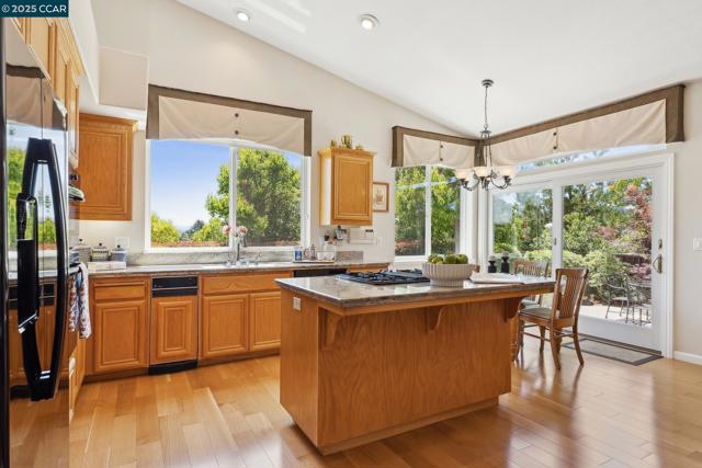 21 Mercury Ct, Pleasant Hill CA: https://media.crmls.org/mediaz/efa3fafc-54a6-476a-bfe6-88a0cef69ab3.jpg