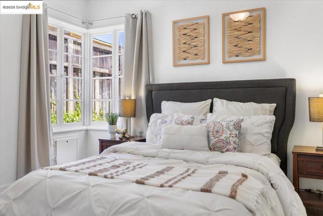 3148 Sylvan Ave, Oakland CA: https://media.crmls.org/mediaz/efa4482a-177b-4269-ba82-7c1225f87118.jpg