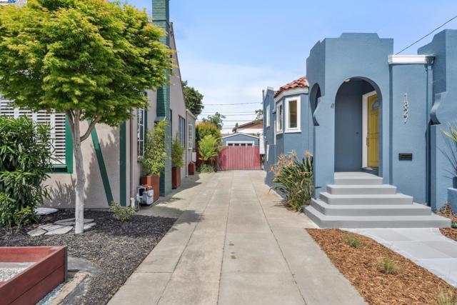 1827 Moreland Dr, Alameda CA: https://media.crmls.org/mediaz/efa48748-0ce3-455f-81f3-ac4cfab39990.jpg